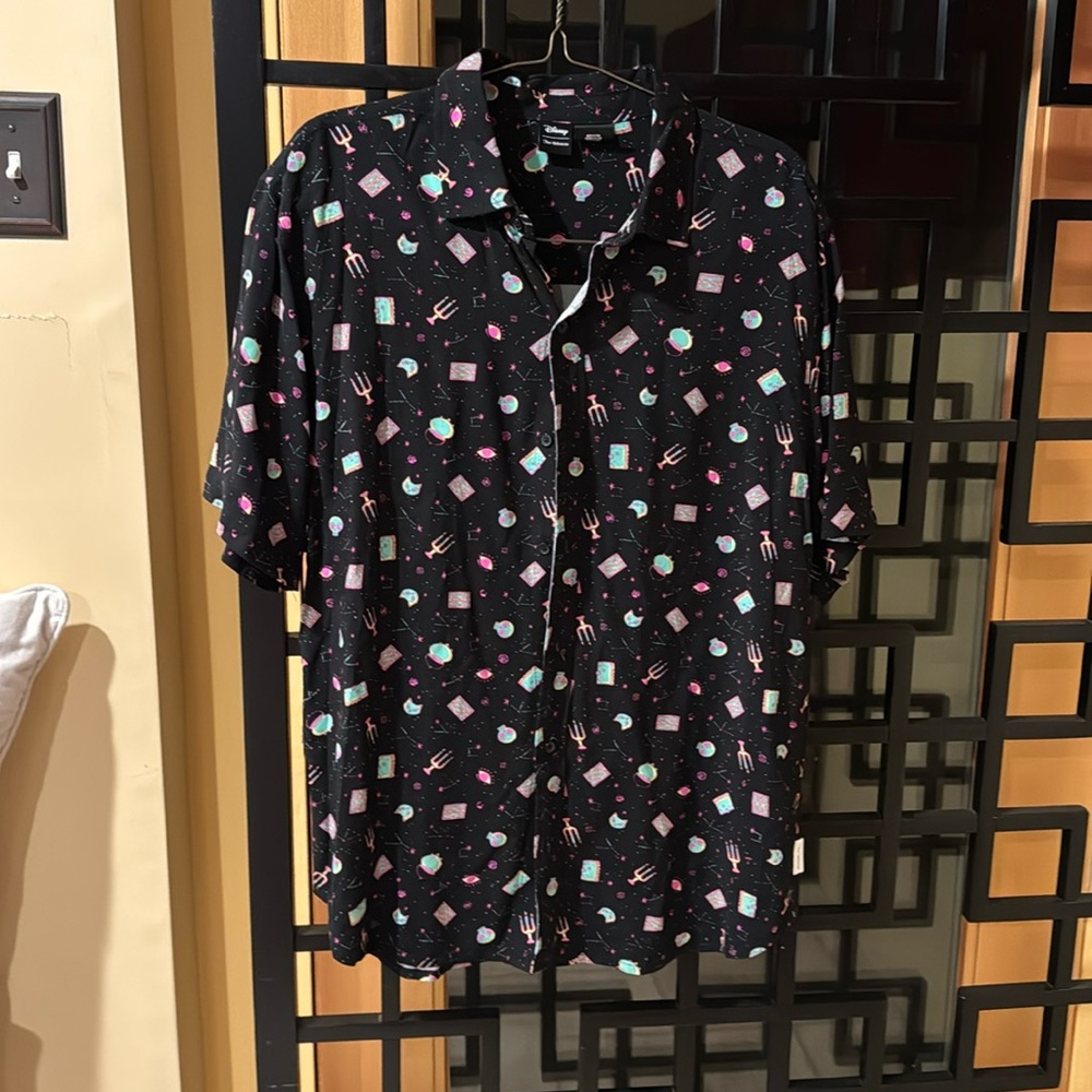 Disney Our Universe Hocus Pocus Men’s Button-down short sleeve shirt Size L